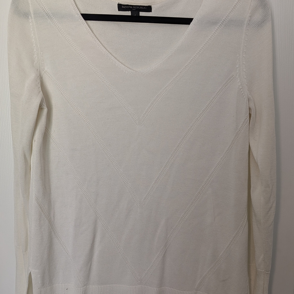 Banana Republic Cream V-Neck Chevron Knit Sweater